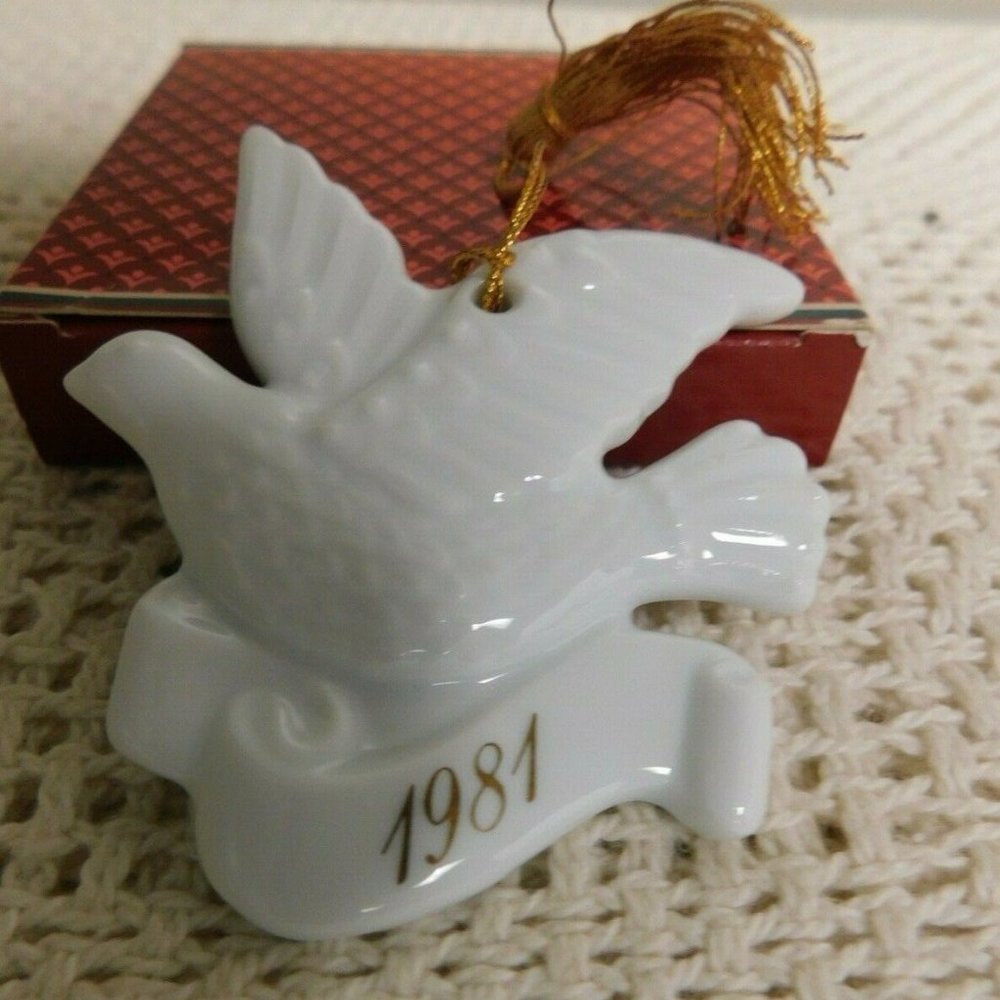 Avon 1981 Christmas Remembrance Dove Ornament 14K